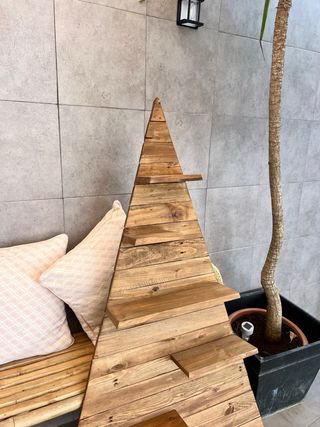 estantería de madera con forma de árbol