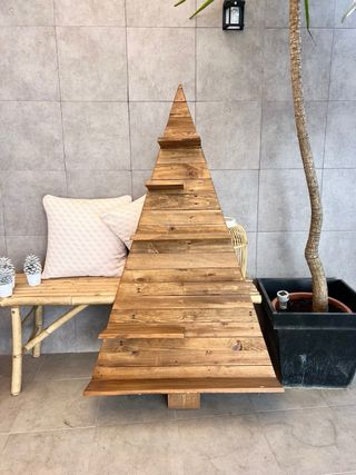 estantería de madera con forma de árbol