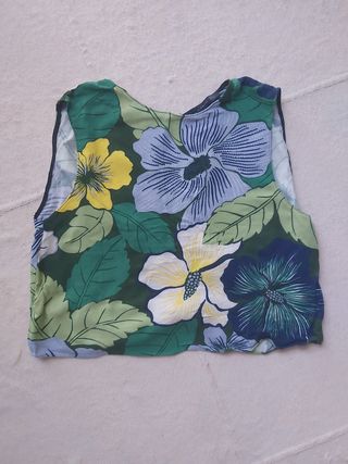 Camiseta de flores verde, de Zara Woman