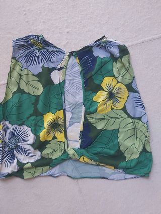 Camiseta de flores verde, de Zara Woman
