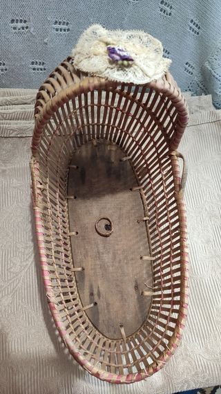 Moisés antiguo de mimbre 