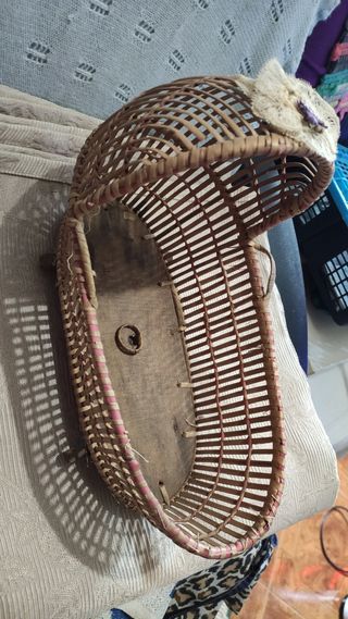 Moisés antiguo de mimbre 