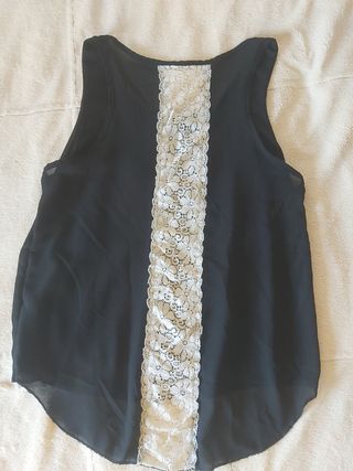 Blusa negra con encaje blanco