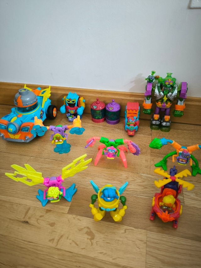 SuperZings vehículos cápsulas y figuras