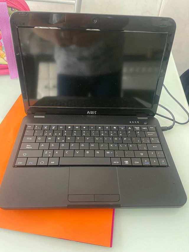 Netbook Airis Kira N10040