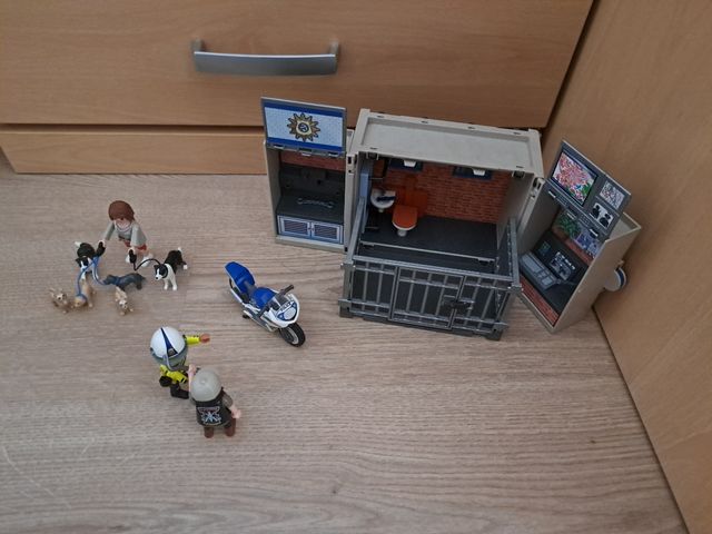 Policía y ladrón y cárcel playmobil