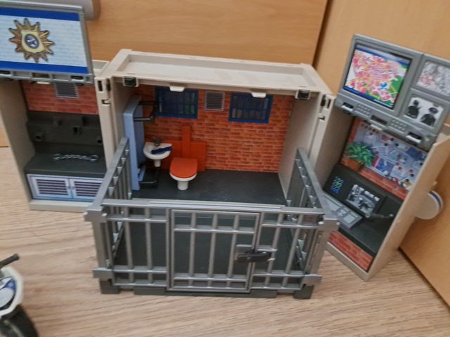 Policía y ladrón y cárcel playmobil