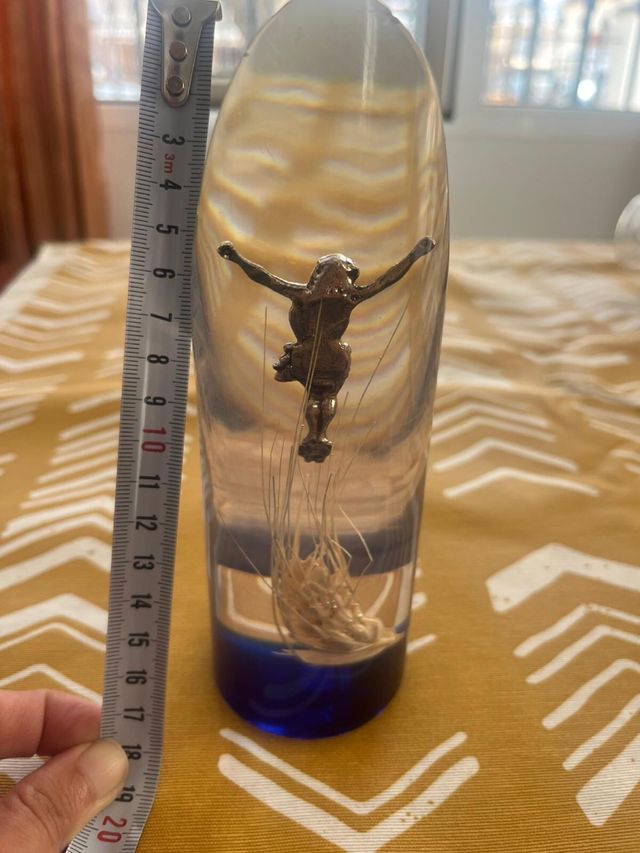 Pisa papeles crucifijo