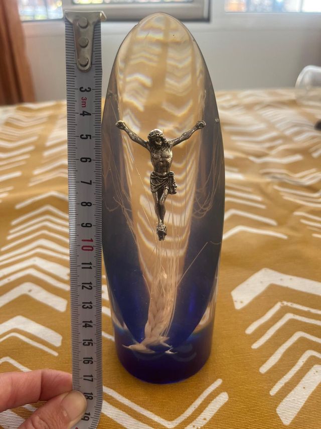 Pisa papeles crucifijo