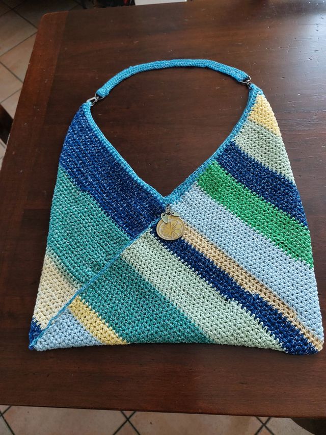 Borsa grande all'uncinetto