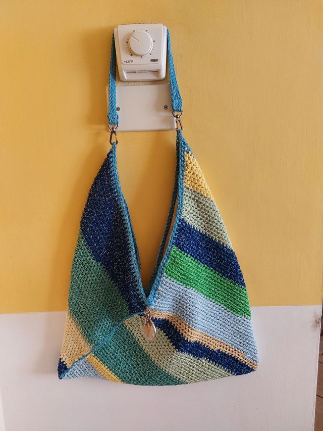 Borsa grande all'uncinetto