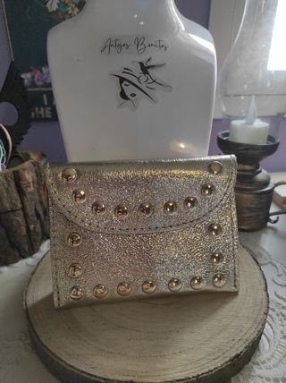 Cartera Tachuelas Color Dorado 