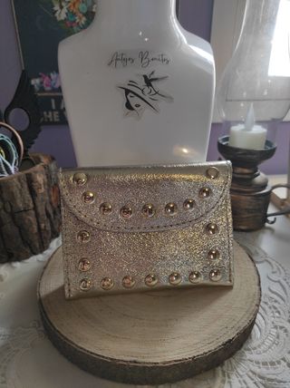 Cartera Tachuelas Color Dorado 