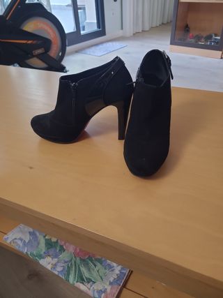 Zapatos tacón Angari con suela roja
