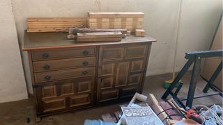 Còmoda antiga amb màquina de cosir integrada