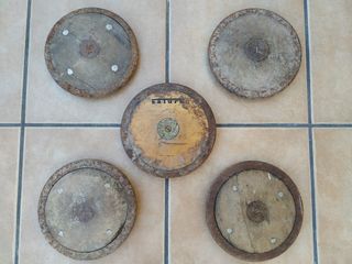 4 DISCOS ANTIGUOS DE ATLETISMO DE HIERRO Y MADERA.