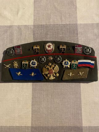 Pilotka con colección de insignias URSS