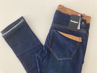 Desigual. Pantalón vaquero azul. Talla W32