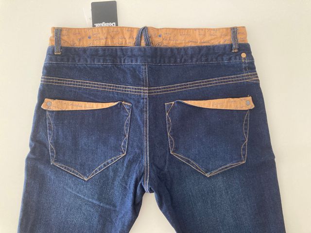 Desigual. Pantalón vaquero azul. Talla W32