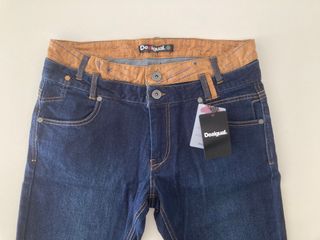 Desigual. Pantalón vaquero azul. Talla W32