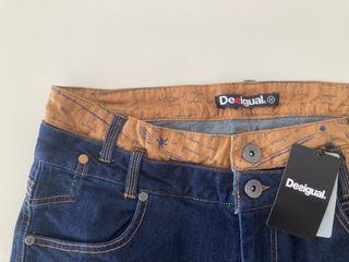 Desigual. Pantalón vaquero azul. Talla W32