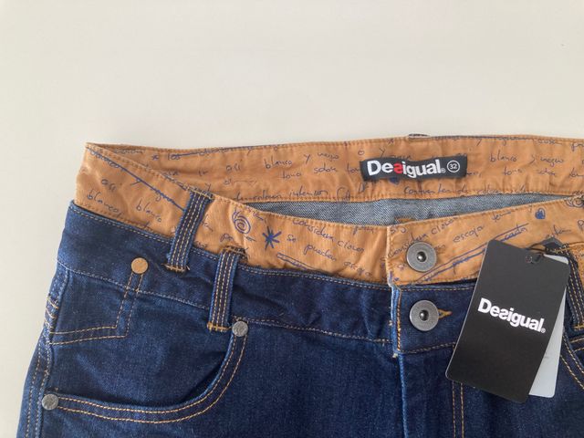 Desigual. Pantalón vaquero azul. Talla W32