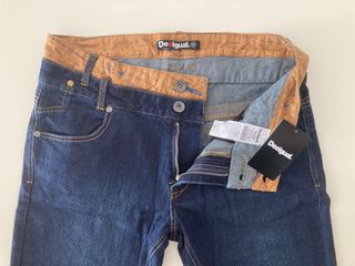 Desigual. Pantalón vaquero azul. Talla W32