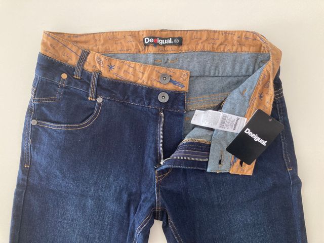Desigual. Pantalón vaquero azul. Talla W32