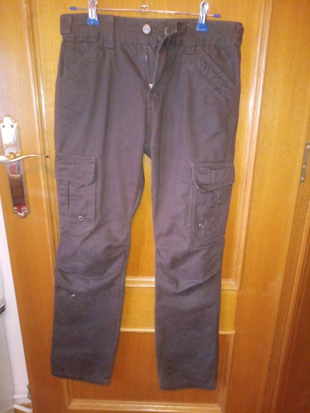 Pantalón marrón con bolsillos. Talla 12