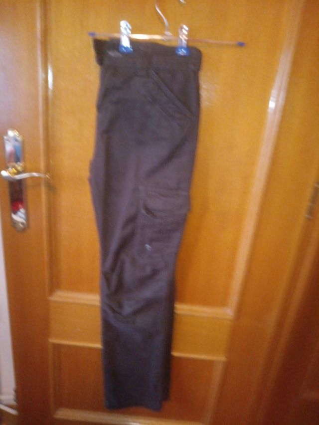 Pantalón marrón con bolsillos. Talla 12