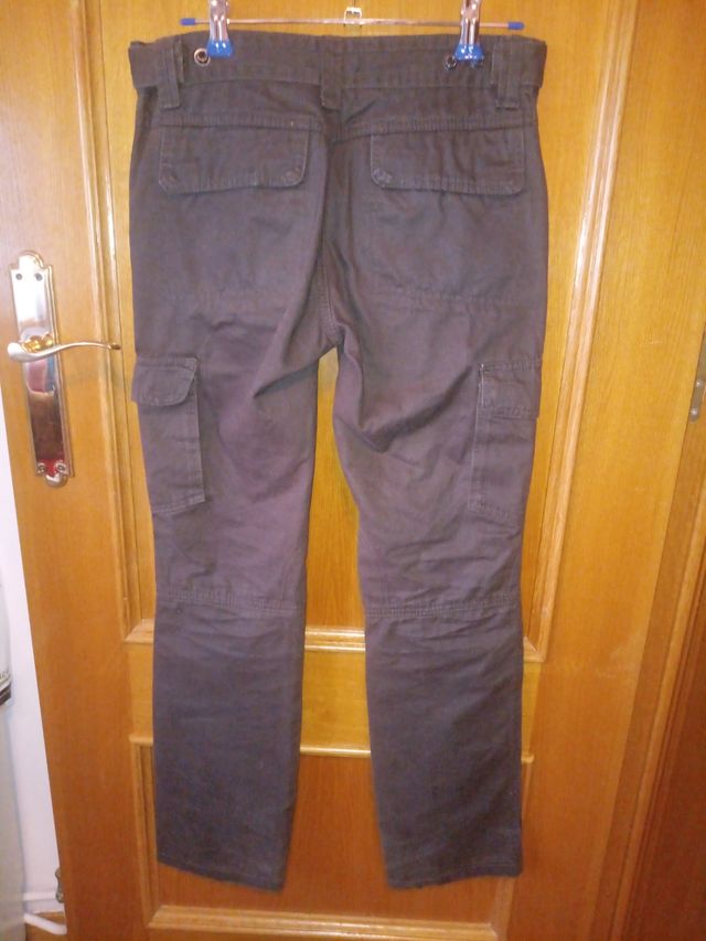 Pantalón marrón con bolsillos. Talla 12
