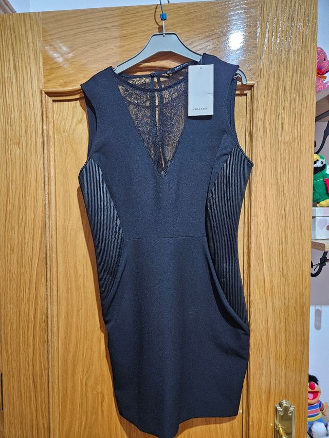 vestido negro  de ZARA con etiqueta