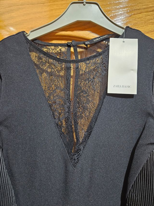vestido negro  de ZARA con etiqueta