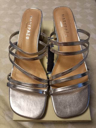 A estrenar Sandalia plata. Talla 40