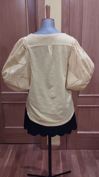 Camiseta, blusa, top amarilla. Mango.