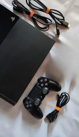 PS4 SLIM + 3 MANDOS + 8 JUEGOS + CASCOS
