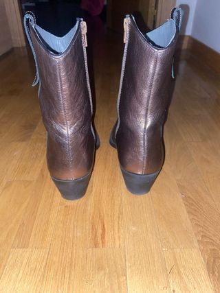 Botín campero color bronce de Patrizia Bonfanti