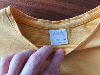 Camiseta mangas de farol en naranja de ZARA