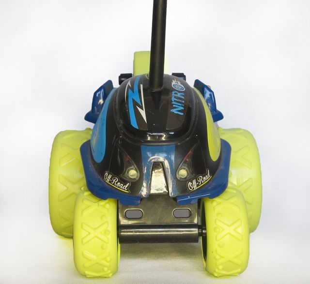 Coche teledirigido para acrobacias