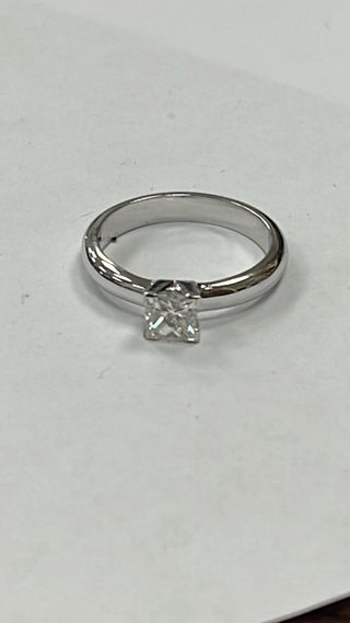 Soltario con brillante talla princesa 0,71 ct