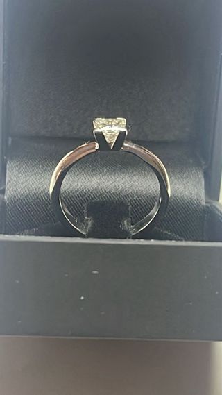 Soltario con brillante talla princesa 0,71 ct