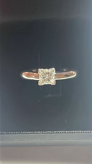 Soltario con brillante talla princesa 0,71 ct