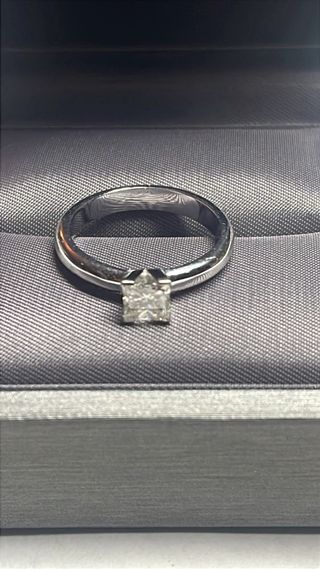 Soltario con brillante talla princesa 0,71 ct