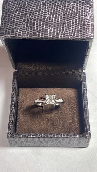 Soltario con brillante talla princesa 0,71 ct