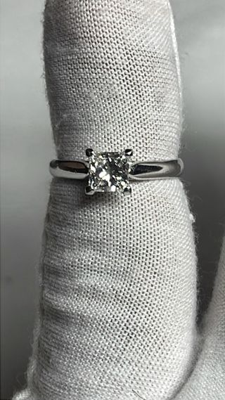 Soltario con brillante talla princesa 0,71 ct