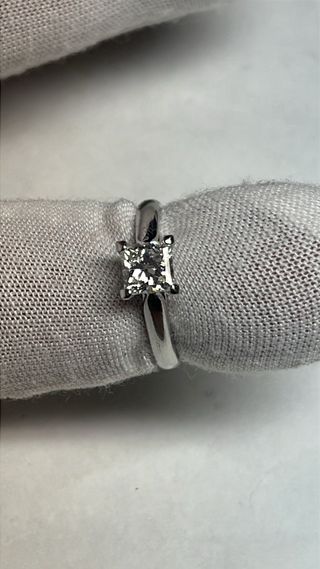 Soltario con brillante talla princesa 0,71 ct