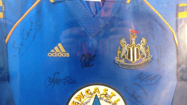 Camiseta del NewCastle años 90 Firmada y enmarcada