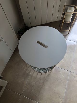 Mesa auxiliar blanca