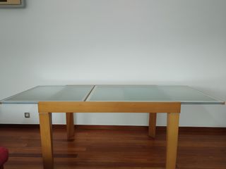 Mesa comedor extensible.