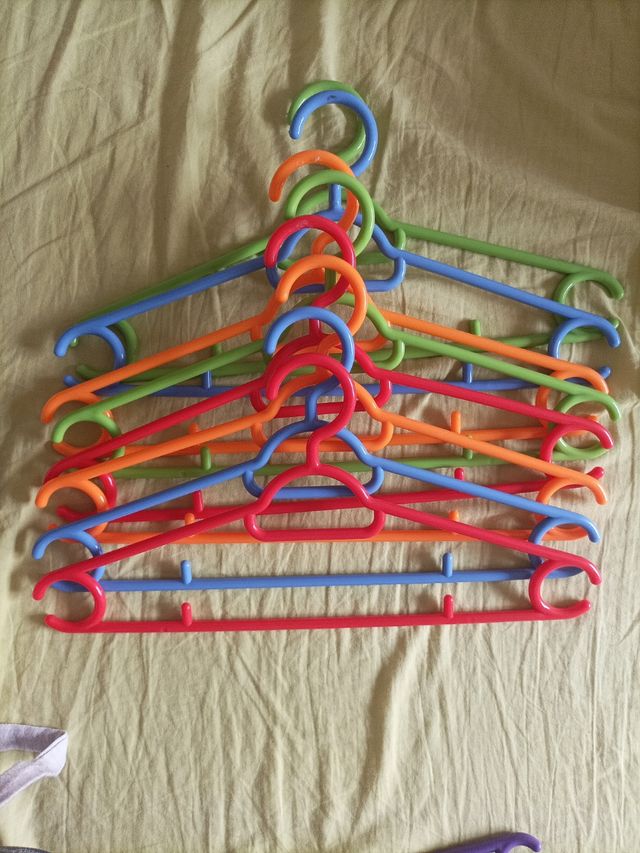 Lote de perchas infantiles de plástico